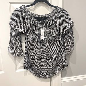Brand new with tag White House black market brand blouse size xxs. Generous fit.